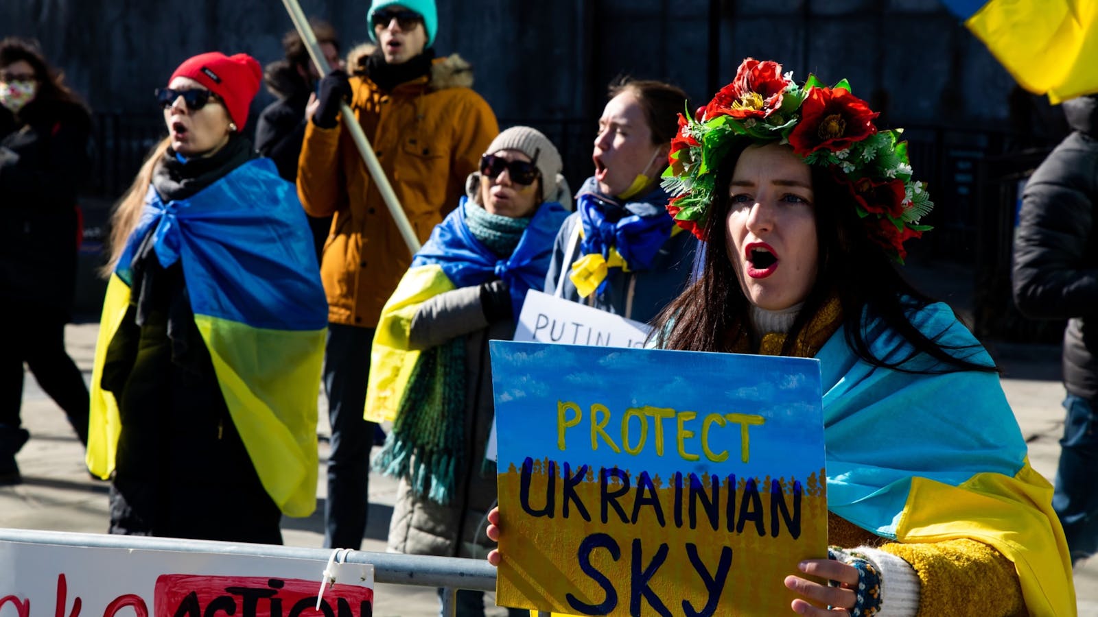  Demonstrators protesting the Russian invasion of Ukraine in front of the United Nations Headquarters in New York on Monday. Photo by Bloomberg
