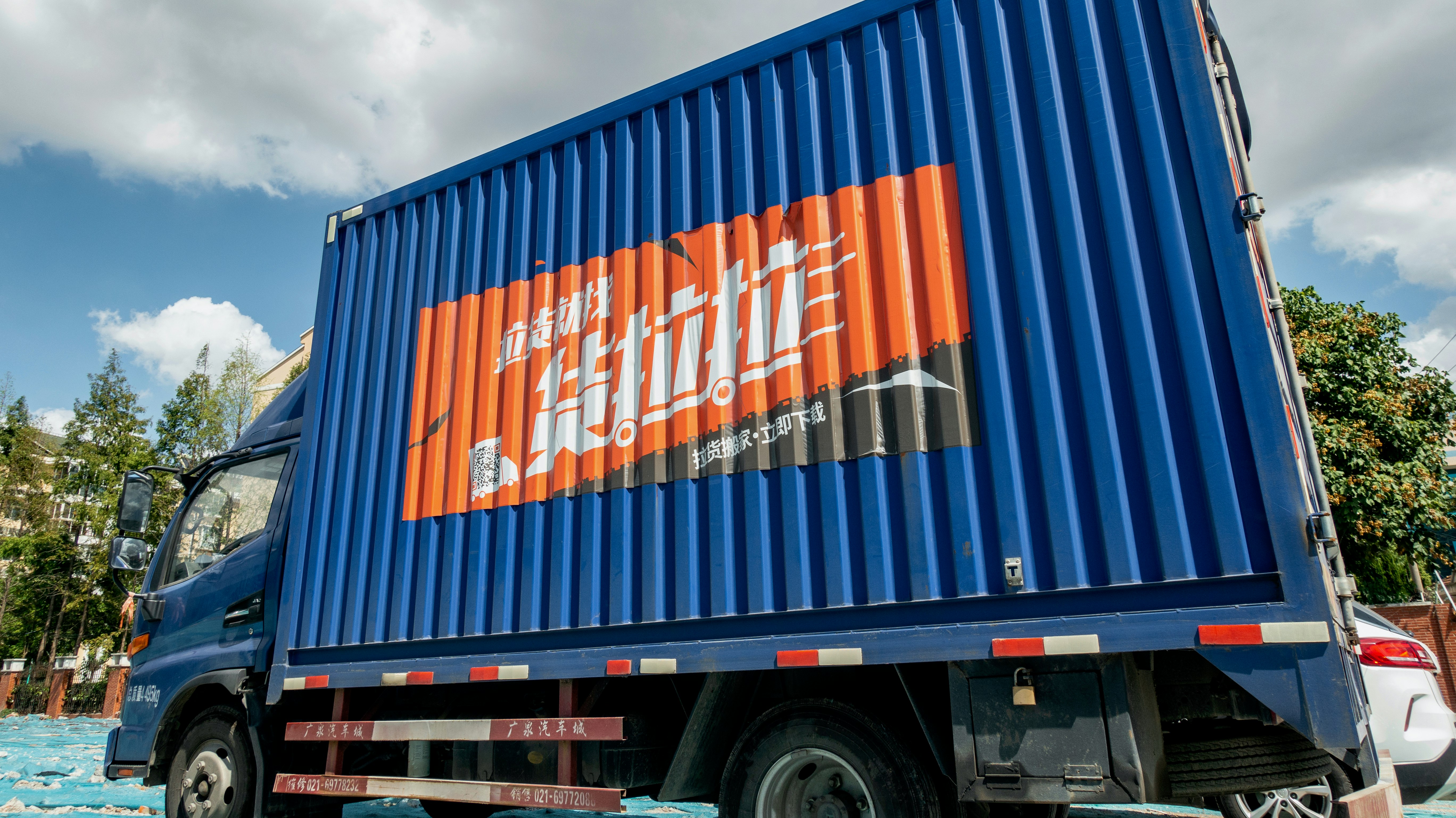 A Lalamove-branded vehicle in Shanghai, China, 2018. Photo by AP.