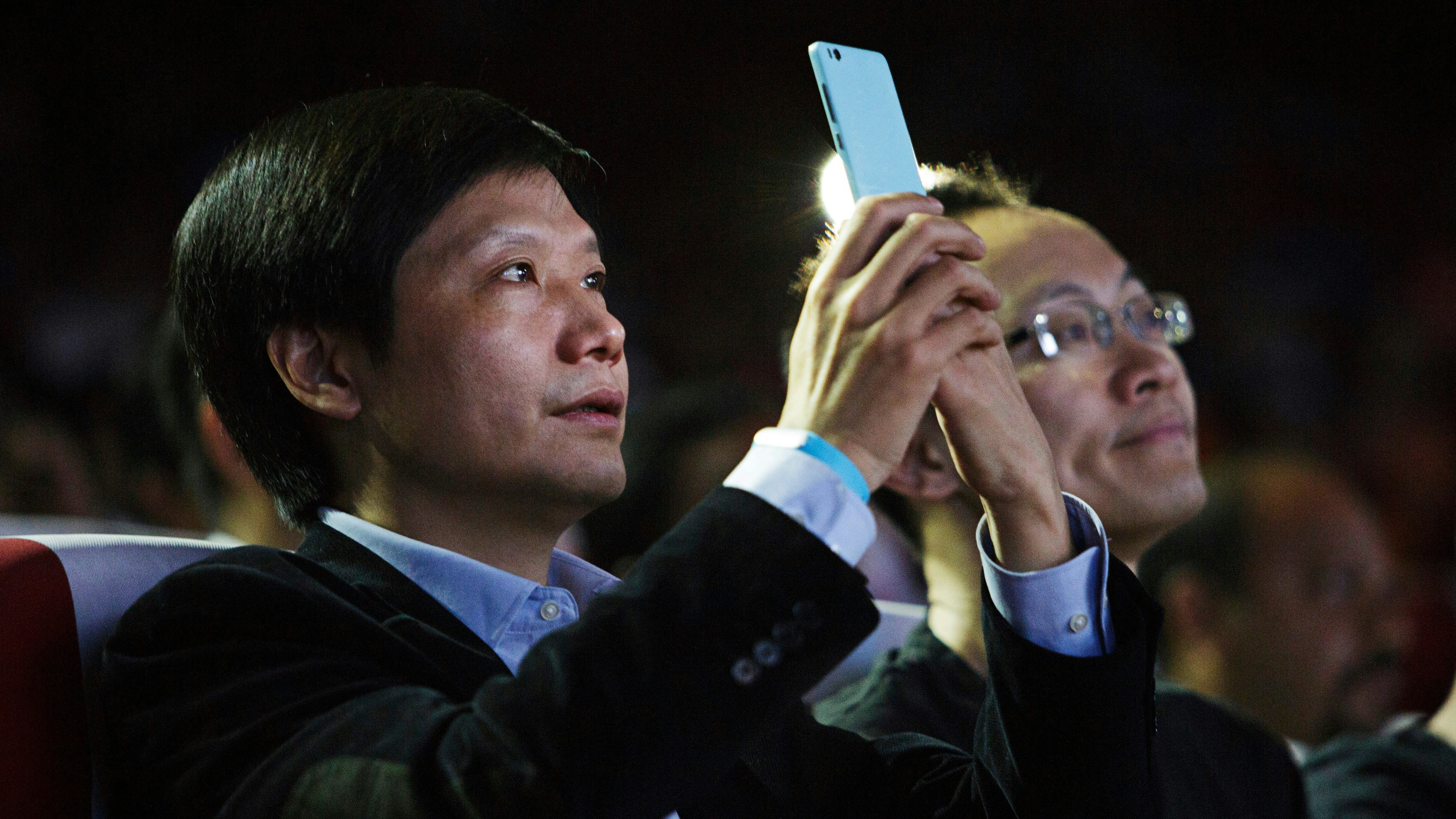 Xiaomi CEO Lei Jun, left. Photo by Bloomberg.