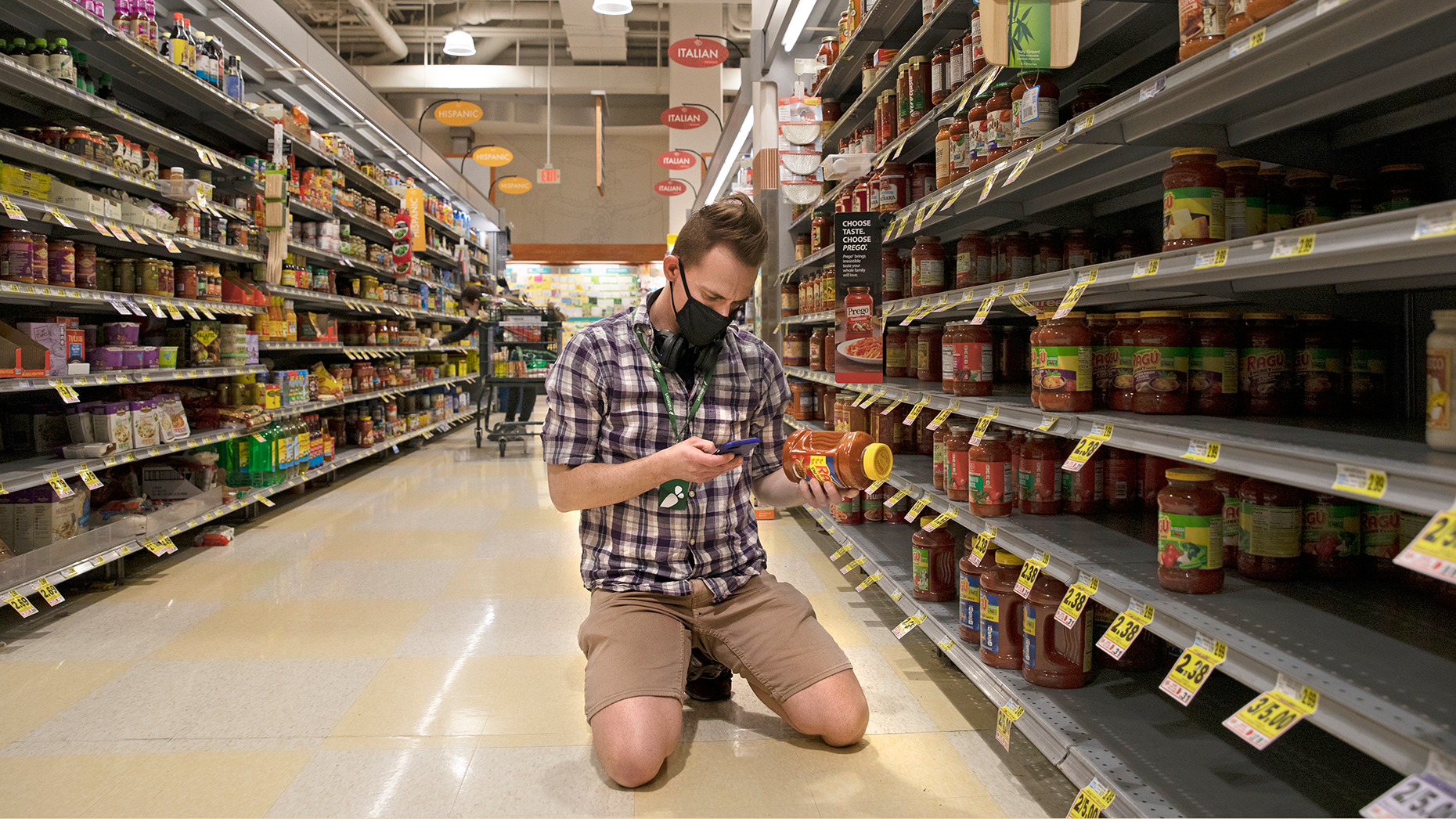 An Instacart shopper fulfills a grocery order at a Harris Teeter in Washington, D.C., in 2020. Photo by Getty.