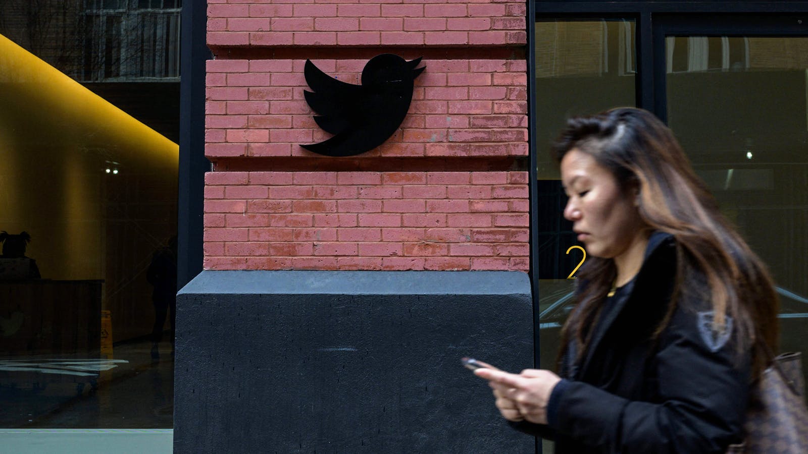 A woman walks by the New York City Twitter office on January 12, 2023. Photo via Getty Images.